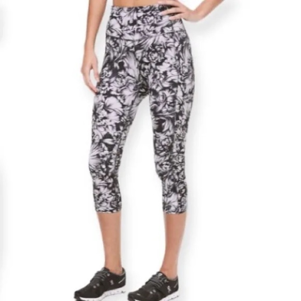 Lululemon crop leggings with side pockets. Size 4.